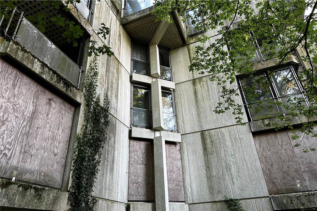 Der Zugang zum Habiflex-Gebäude in Dorsten ist verboten. Viele Fenster und Türen sind vor Eindringlingen geschützt worden. Trotzdem suchen immer wieder Menschen diesen „Lost Place“ auf, Die Aufnahmen aus dem Inneren des Gebäude-Komplexes sind schon vor längerer Zeit entstanden, als der Zutritt mit behördlicher Genehmigung möglich war. Die Außenaufnahmen sind aktuell und zeigen, wie zugewuchert der mehrgeschossige Bau mittlerweile ist.