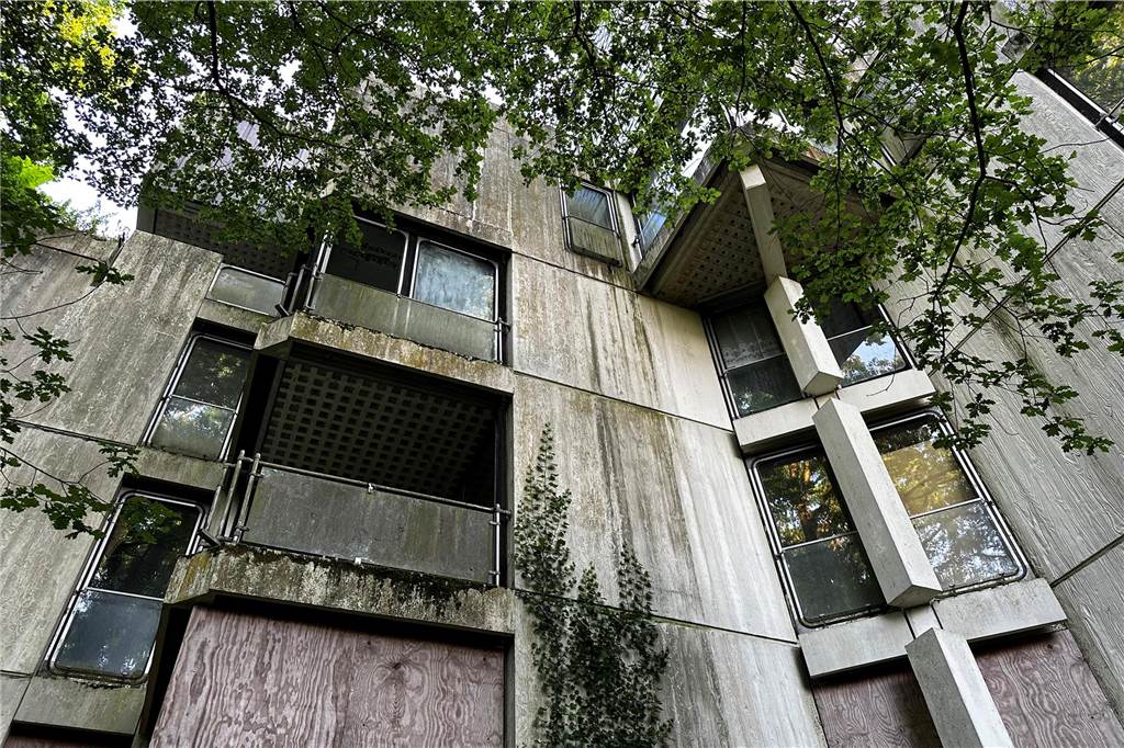 Der Zugang zum Habiflex-Gebäude in Dorsten ist verboten. Viele Fenster und Türen sind vor Eindringlingen geschützt worden. Trotzdem suchen immer wieder Menschen diesen „Lost Place“ auf, Die Aufnahmen aus dem Inneren des Gebäude-Komplexes sind schon vor längerer Zeit entstanden, als der Zutritt mit behördlicher Genehmigung möglich war. Die Außenaufnahmen sind aktuell und zeigen, wie zugewuchert der mehrgeschossige Bau mittlerweile ist.
