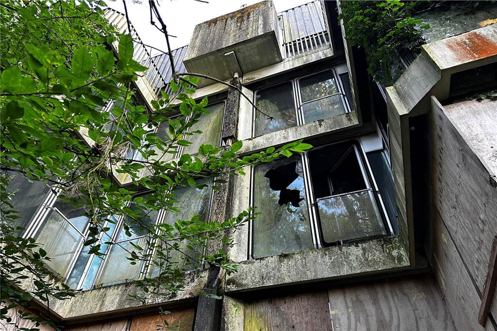 Der Zugang zum Habiflex-Gebäude in Dorsten ist verboten. Viele Fenster und Türen sind vor Eindringlingen geschützt worden. Trotzdem suchen immer wieder Menschen diesen „Lost Place“ auf, Die Aufnahmen aus dem Inneren des Gebäude-Komplexes sind schon vor längerer Zeit entstanden, als der Zutritt mit behördlicher Genehmigung möglich war. Die Außenaufnahmen sind aktuell und zeigen, wie zugewuchert der mehrgeschossige Bau mittlerweile ist.