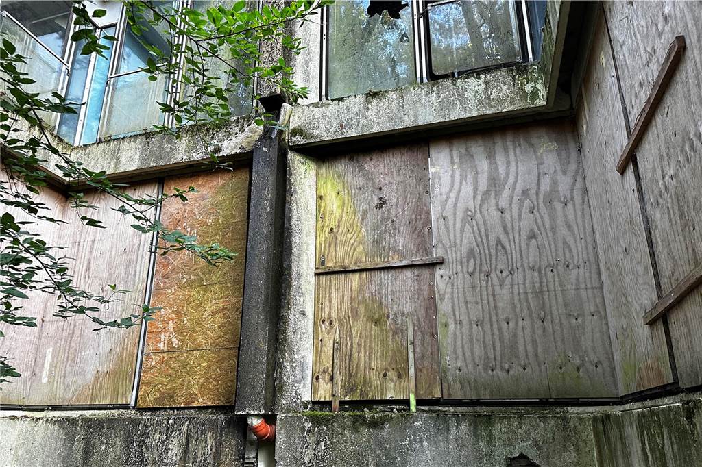 Der Zugang zum Habiflex-Gebäude in Dorsten ist verboten. Viele Fenster und Türen sind vor Eindringlingen geschützt worden. Trotzdem suchen immer wieder Menschen diesen „Lost Place“ auf, Die Aufnahmen aus dem Inneren des Gebäude-Komplexes sind schon vor längerer Zeit entstanden, als der Zutritt mit behördlicher Genehmigung möglich war. Die Außenaufnahmen sind aktuell und zeigen, wie zugewuchert der mehrgeschossige Bau mittlerweile ist.