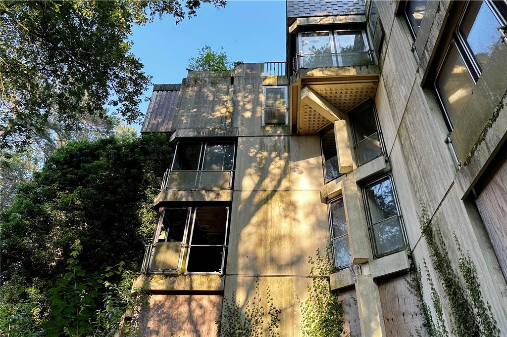 Der Zugang zum Habiflex-Gebäude in Dorsten ist verboten. Viele Fenster und Türen sind vor Eindringlingen geschützt worden. Trotzdem suchen immer wieder Menschen diesen „Lost Place“ auf, Die Aufnahmen aus dem Inneren des Gebäude-Komplexes sind schon vor längerer Zeit entstanden, als der Zutritt mit behördlicher Genehmigung möglich war. Die Außenaufnahmen sind aktuell und zeigen, wie zugewuchert der mehrgeschossige Bau mittlerweile ist.