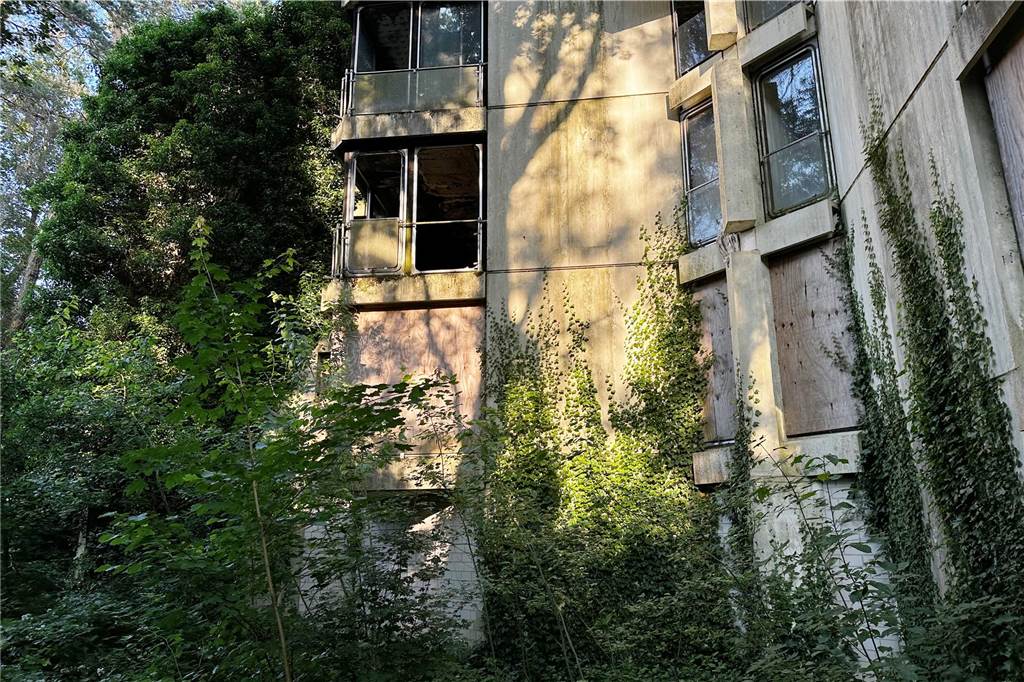 Der Zugang zum Habiflex-Gebäude in Dorsten ist verboten. Viele Fenster und Türen sind vor Eindringlingen geschützt worden. Trotzdem suchen immer wieder Menschen diesen „Lost Place“ auf, Die Aufnahmen aus dem Inneren des Gebäude-Komplexes sind schon vor längerer Zeit entstanden, als der Zutritt mit behördlicher Genehmigung möglich war. Die Außenaufnahmen sind aktuell und zeigen, wie zugewuchert der mehrgeschossige Bau mittlerweile ist.