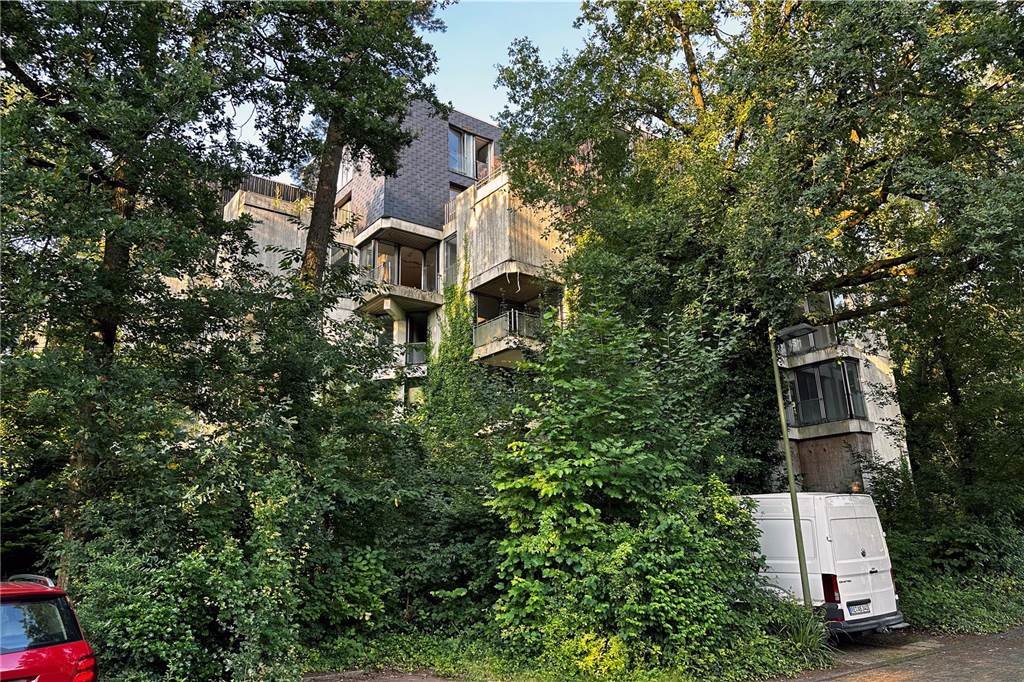 Der Zugang zum Habiflex-Gebäude in Dorsten ist verboten. Viele Fenster und Türen sind vor Eindringlingen geschützt worden. Trotzdem suchen immer wieder Menschen diesen „Lost Place“ auf, Die Aufnahmen aus dem Inneren des Gebäude-Komplexes sind schon vor längerer Zeit entstanden, als der Zutritt mit behördlicher Genehmigung möglich war. Die Außenaufnahmen sind aktuell und zeigen, wie zugewuchert der mehrgeschossige Bau mittlerweile ist.