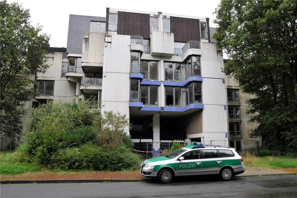 Der Zugang zum Habiflex-Gebäude in Dorsten ist verboten. Viele Fenster und Türen sind vor Eindringlingen geschützt worden. Trotzdem suchen immer wieder Menschen diesen „Lost Place“ auf, Die Aufnahmen aus dem Inneren des Gebäude-Komplexes sind schon vor längerer Zeit entstanden, als der Zutritt mit behördlicher Genehmigung möglich war. Die Außenaufnahmen sind aktuell und zeigen, wie zugewuchert der mehrgeschossige Bau mittlerweile ist.