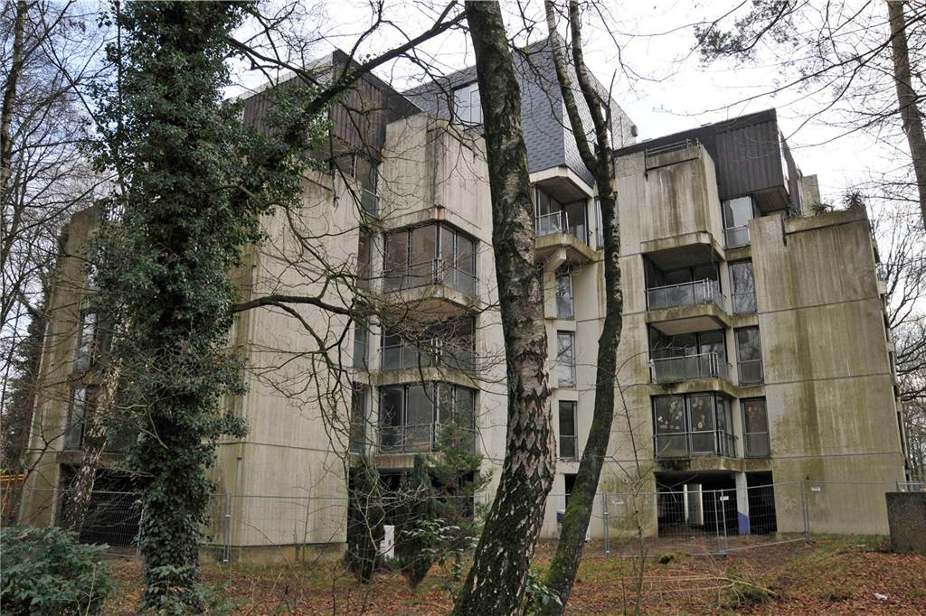 Der Zugang zum Habiflex-Gebäude in Dorsten ist verboten. Viele Fenster und Türen sind vor Eindringlingen geschützt worden. Trotzdem suchen immer wieder Menschen diesen „Lost Place“ auf, Die Aufnahmen aus dem Inneren des Gebäude-Komplexes sind schon vor längerer Zeit entstanden, als der Zutritt mit behördlicher Genehmigung möglich war. Die Außenaufnahmen sind aktuell und zeigen, wie zugewuchert der mehrgeschossige Bau mittlerweile ist.