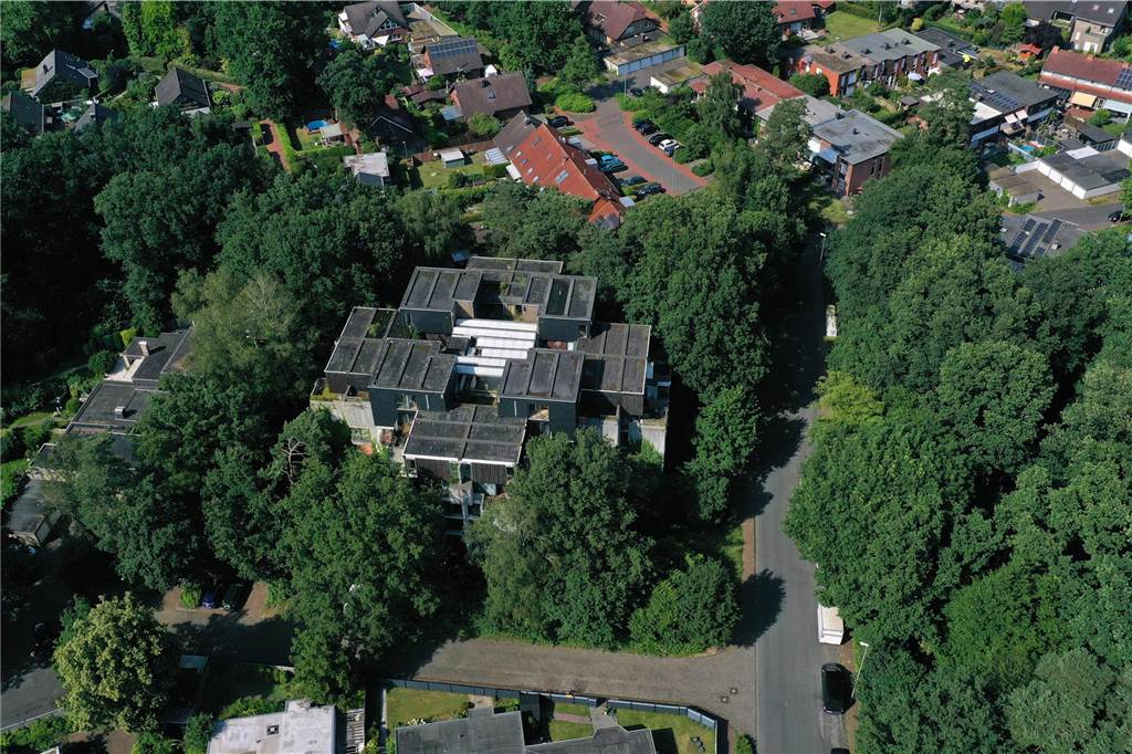 Der Zugang zum Habiflex-Gebäude in Dorsten ist verboten. Viele Fenster und Türen sind vor Eindringlingen geschützt worden. Trotzdem suchen immer wieder Menschen diesen „Lost Place“ auf, Die Aufnahmen aus dem Inneren des Gebäude-Komplexes sind schon vor längerer Zeit entstanden, als der Zutritt mit behördlicher Genehmigung möglich war. Die Außenaufnahmen sind aktuell und zeigen, wie zugewuchert der mehrgeschossige Bau mittlerweile ist.
