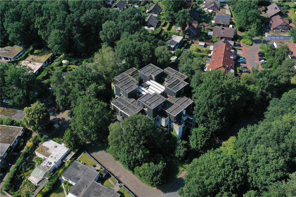 Der Zugang zum Habiflex-Gebäude in Dorsten ist verboten. Viele Fenster und Türen sind vor Eindringlingen geschützt worden. Trotzdem suchen immer wieder Menschen diesen „Lost Place“ auf, Die Aufnahmen aus dem Inneren des Gebäude-Komplexes sind schon vor längerer Zeit entstanden, als der Zutritt mit behördlicher Genehmigung möglich war. Die Außenaufnahmen sind aktuell und zeigen, wie zugewuchert der mehrgeschossige Bau mittlerweile ist.