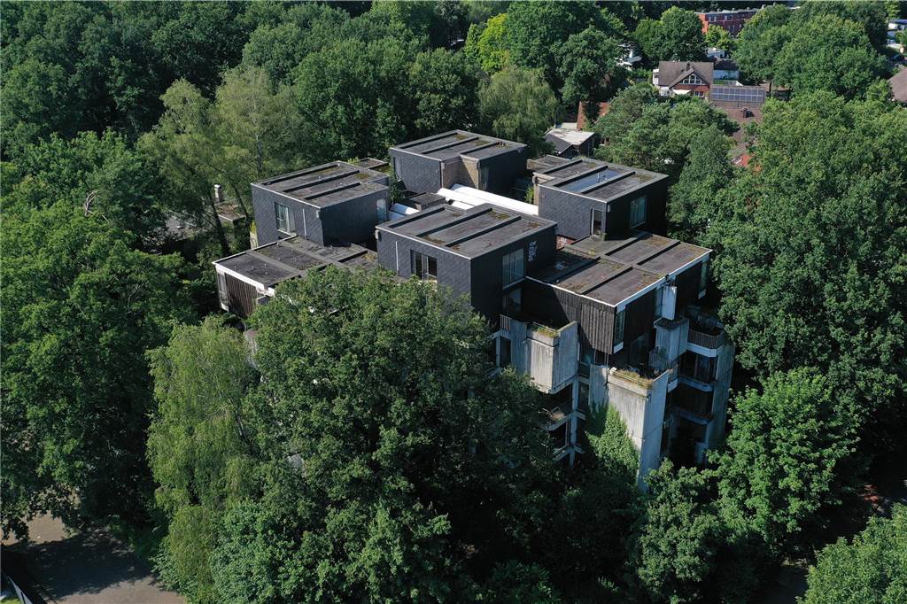 Der Zugang zum Habiflex-Gebäude in Dorsten ist verboten. Viele Fenster und Türen sind vor Eindringlingen geschützt worden. Trotzdem suchen immer wieder Menschen diesen „Lost Place“ auf, Die Aufnahmen aus dem Inneren des Gebäude-Komplexes sind schon vor längerer Zeit entstanden, als der Zutritt mit behördlicher Genehmigung möglich war. Die Außenaufnahmen sind aktuell und zeigen, wie zugewuchert der mehrgeschossige Bau mittlerweile ist.