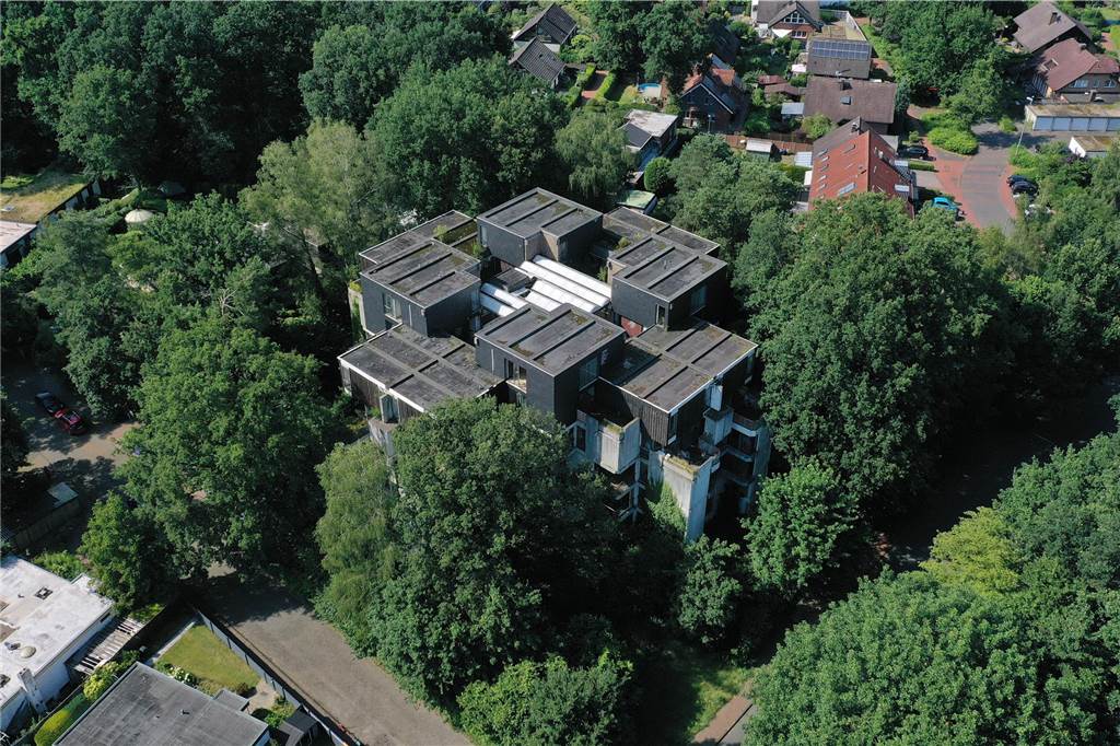 Der Zugang zum Habiflex-Gebäude in Dorsten ist verboten. Viele Fenster und Türen sind vor Eindringlingen geschützt worden. Trotzdem suchen immer wieder Menschen diesen „Lost Place“ auf, Die Aufnahmen aus dem Inneren des Gebäude-Komplexes sind schon vor längerer Zeit entstanden, als der Zutritt mit behördlicher Genehmigung möglich war. Die Außenaufnahmen sind aktuell und zeigen, wie zugewuchert der mehrgeschossige Bau mittlerweile ist.
