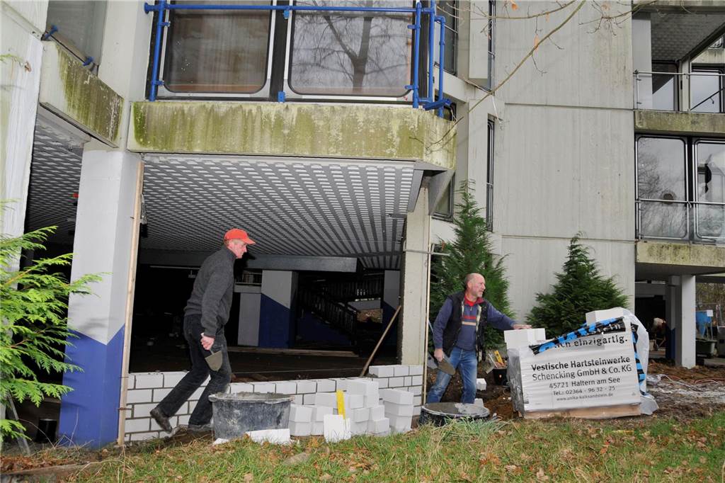 Der Zugang zum Habiflex-Gebäude in Dorsten ist verboten. Viele Fenster und Türen sind vor Eindringlingen geschützt worden. Trotzdem suchen immer wieder Menschen diesen „Lost Place“ auf, Die Aufnahmen aus dem Inneren des Gebäude-Komplexes sind schon vor längerer Zeit entstanden, als der Zutritt mit behördlicher Genehmigung möglich war. Die Außenaufnahmen sind aktuell und zeigen, wie zugewuchert der mehrgeschossige Bau mittlerweile ist.