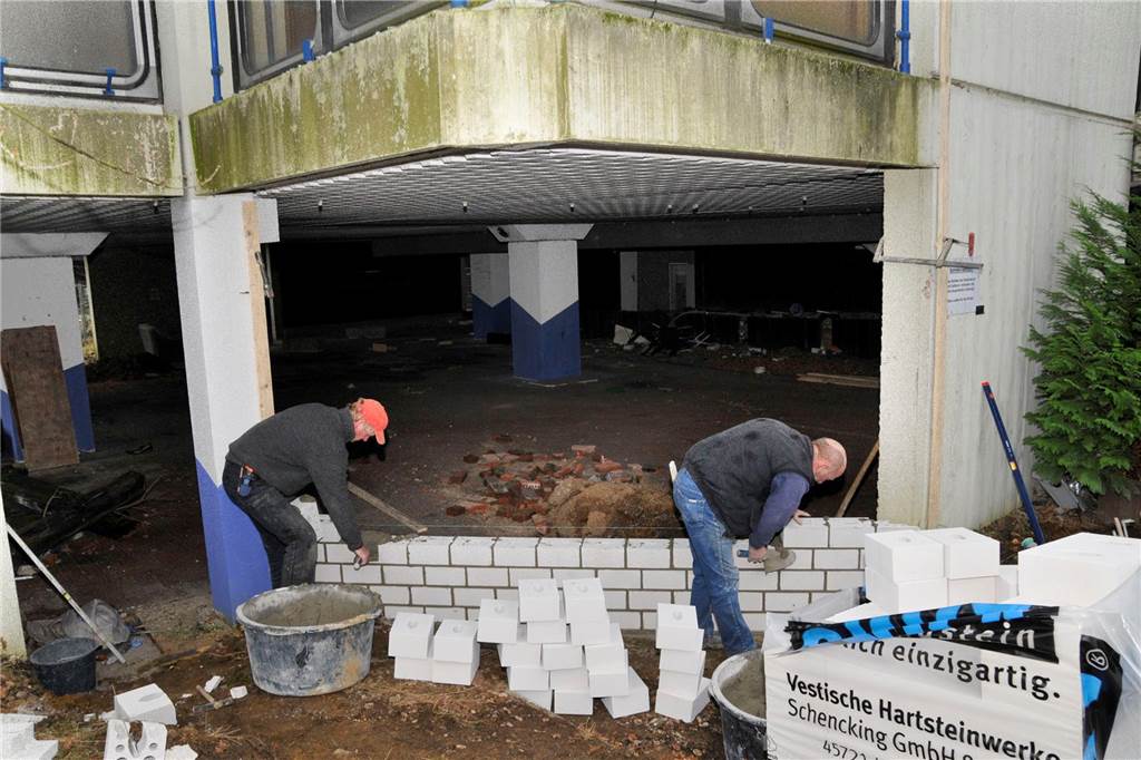 Der Zugang zum Habiflex-Gebäude in Dorsten ist verboten. Viele Fenster und Türen sind vor Eindringlingen geschützt worden. Trotzdem suchen immer wieder Menschen diesen „Lost Place“ auf, Die Aufnahmen aus dem Inneren des Gebäude-Komplexes sind schon vor längerer Zeit entstanden, als der Zutritt mit behördlicher Genehmigung möglich war. Die Außenaufnahmen sind aktuell und zeigen, wie zugewuchert der mehrgeschossige Bau mittlerweile ist.