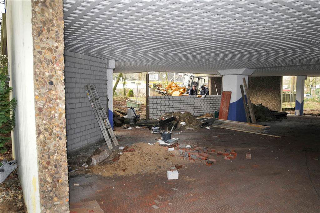Der Zugang zum Habiflex-Gebäude in Dorsten ist verboten. Viele Fenster und Türen sind vor Eindringlingen geschützt worden. Trotzdem suchen immer wieder Menschen diesen „Lost Place“ auf, Die Aufnahmen aus dem Inneren des Gebäude-Komplexes sind schon vor längerer Zeit entstanden, als der Zutritt mit behördlicher Genehmigung möglich war. Die Außenaufnahmen sind aktuell und zeigen, wie zugewuchert der mehrgeschossige Bau mittlerweile ist.