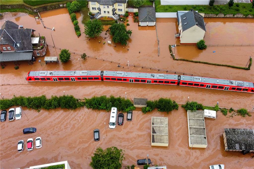 Unwetter in NRW: Mindestens 43 Todesopfer - mehrere Plünderungsversuche gemeldet – Liveblog Der Zugverkehr in Nordrhein-Westfalen und Rheinland-Pfalz ist wegen der Überflutungen weiterhin massiv beeinträchtigt.