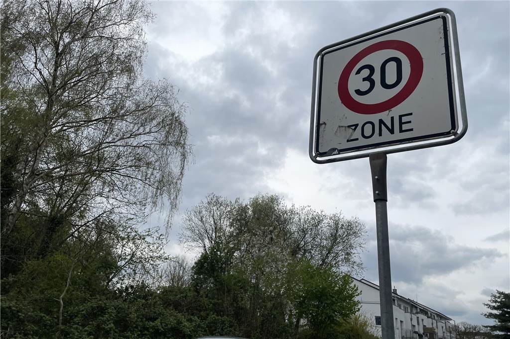 Dortmunder Investor plant neues Mehrfamilienhaus in Oespel Der geplante Neubau in Dortmund-Oespel liegt in einer 30er-Zone und ganz in der Nähe des städtischen Friedhofs.