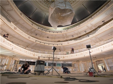 Der Zuschauerraum: Die Wiedereröffnung der Staatsoper ist für den 03. Oktober geplant. Foto: Jörg Carstensen