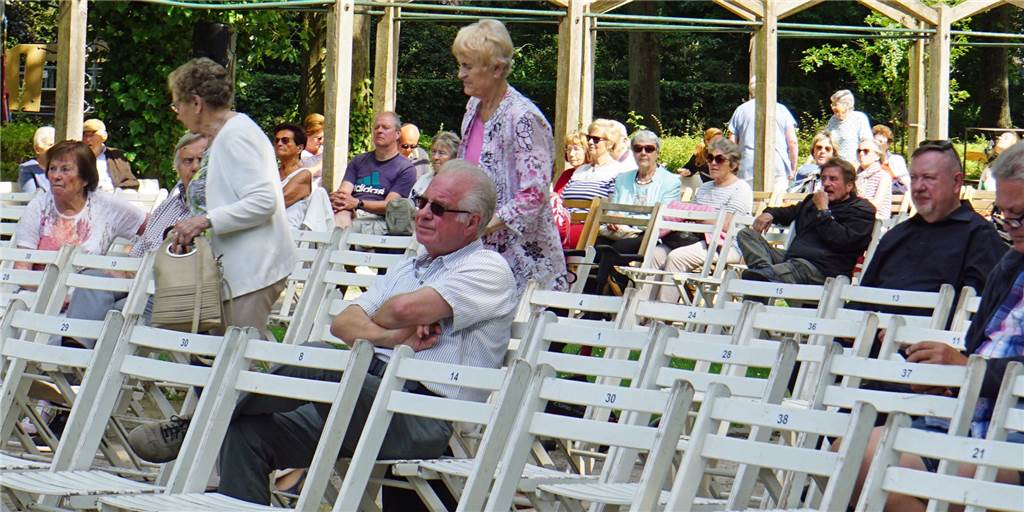 Kurkonzert Werne: Tolles Wetter, schöne Musik, wenig Zuhörer Ein Mann dirigiert ein Akkordeon-Orchester in Werne.