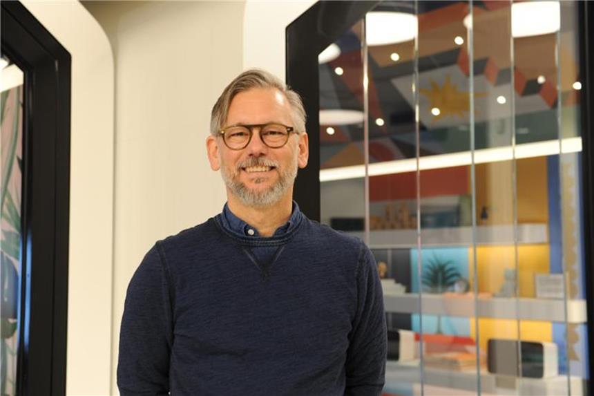 Der zuständige Manager des Anbieters vernetzter Lautsprecher Sonos, Whitney Walker, vor neuen Berliner Ladengeschäft der US-Firma. Foto: Andrej Sokolow