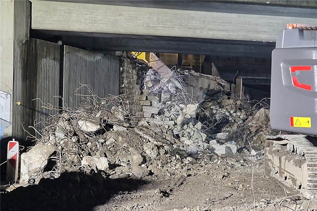 A1-Brücke zerfällt zu Staub: Vollsperrung vor Ikea löst Verkehrschaos aus Der Zustand der Brücke am Samstagabend. Da kratzt der Bagger schon am Brückenpfeiler. Die ersten Steinquader der Verkleidung liegen schon am Boden.