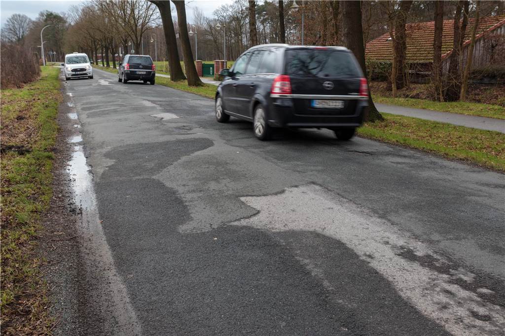 Umfrage zu „schlechtesten Straßen“: In Stadtlohn ist Geduld gefragt Mehrere Autos fahren über den Immingfeldweg.