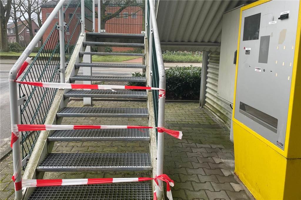 Parkdeck am ehemaligen Krankenhaus wird abgerissen und neu gebaut Die Treppe zum oberen Parkdeck in Stadtlohn ist mit Flatterband gesperrt