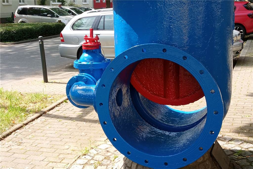 Rost und Dreck: Industriekultur und Kunstwerke brauchen Sanierung Der zweieinhalb Meter hohe "Wasserschieber" regelte die Wasserversorgung in Hörde, bis er bei der Reparatur eines Rohrbruchs ausgemustert wurde. 1989 wurde er an der Wellinghofer Straße als Industriedenkmal aufgestellt.