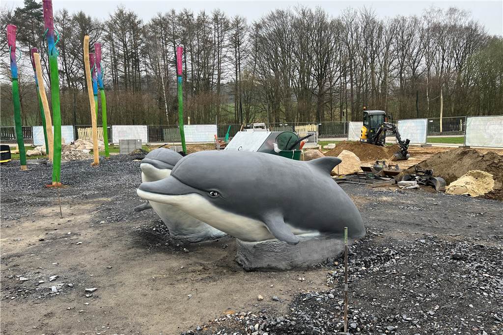 Delphine aus Beton im Ketteler Hof in Haltern