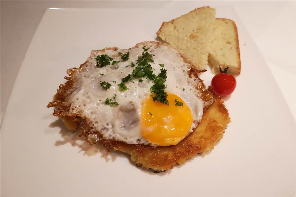 Wetterkamp hat sich von der Dorfkneipe zum Restaurant gemausert Der zweite Hauptgang: Schnitzelkrüstchen mit Spiegelei.