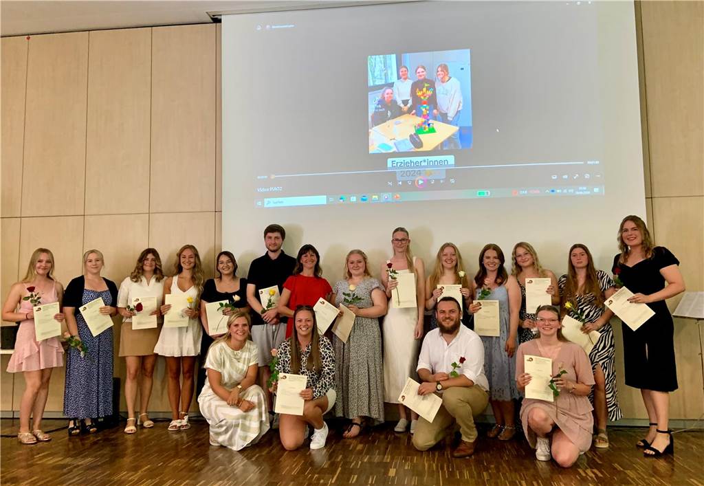 Der zweite Kurs der praxisintegrierten Ausbildung zur staatlich anerkannten Erzieherin und Erzieher freut sich über den Abschluss