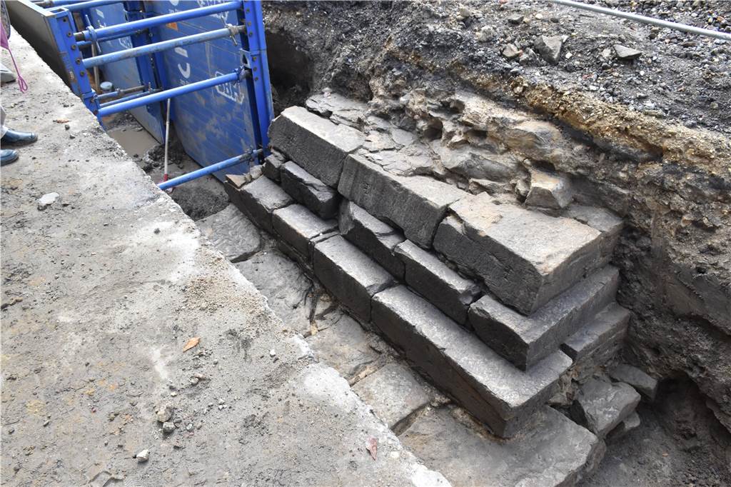 Archäologe zu historischem Fund am Wall: „Für uns völlig neu“ Der zweite Strebpfeiler ist angeordnet wie eine Treppe - bei genauerem Hinsehen erkennt man auf einigen Steinblöcken Signaturen.