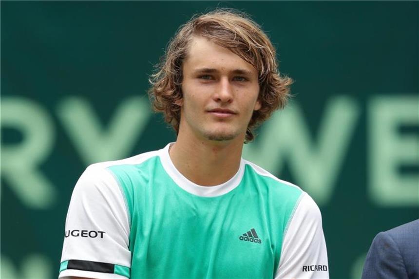 Alexander Zverev unterschreibt für Turnier in Halle Der zweitplatzierte Alexander Zverev beim ATP-Turnier in Halle. Foto: Friso Gentsch/Archiv