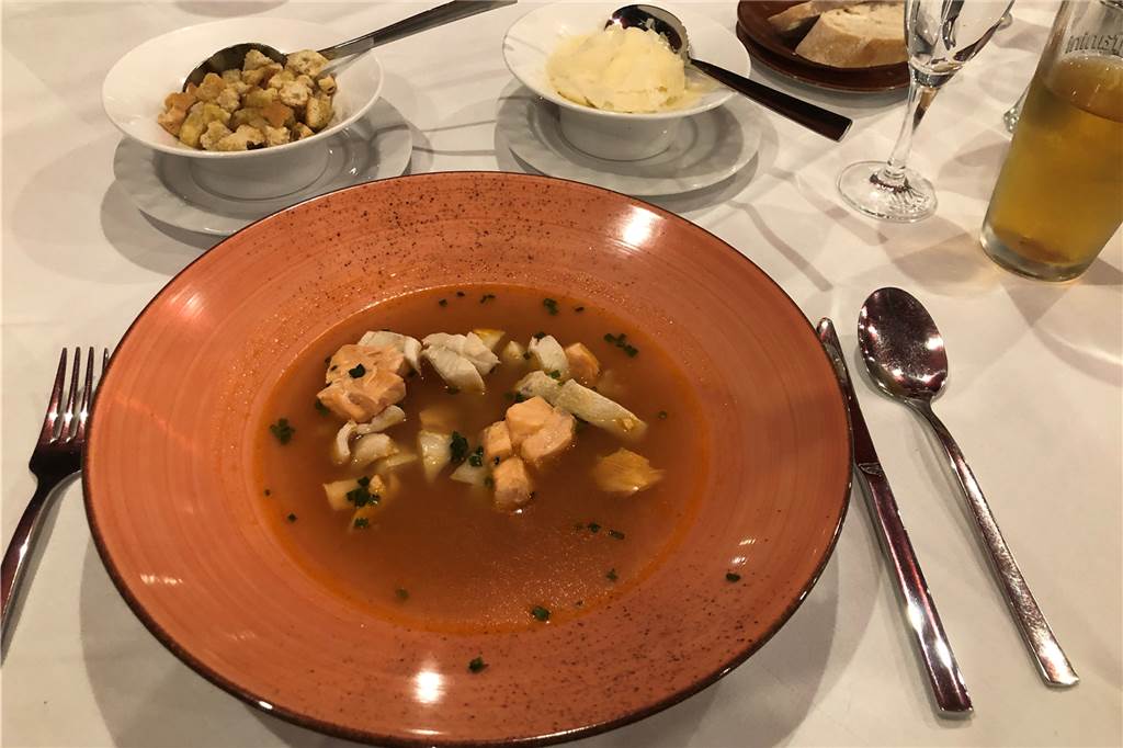 So schmeckt das Vier-Gänge-Menü beim Menue Karussell im Tante Amanda Der Zwischengang: „Bubis" Fischsuppe mit Croutons, Aioli und Käse