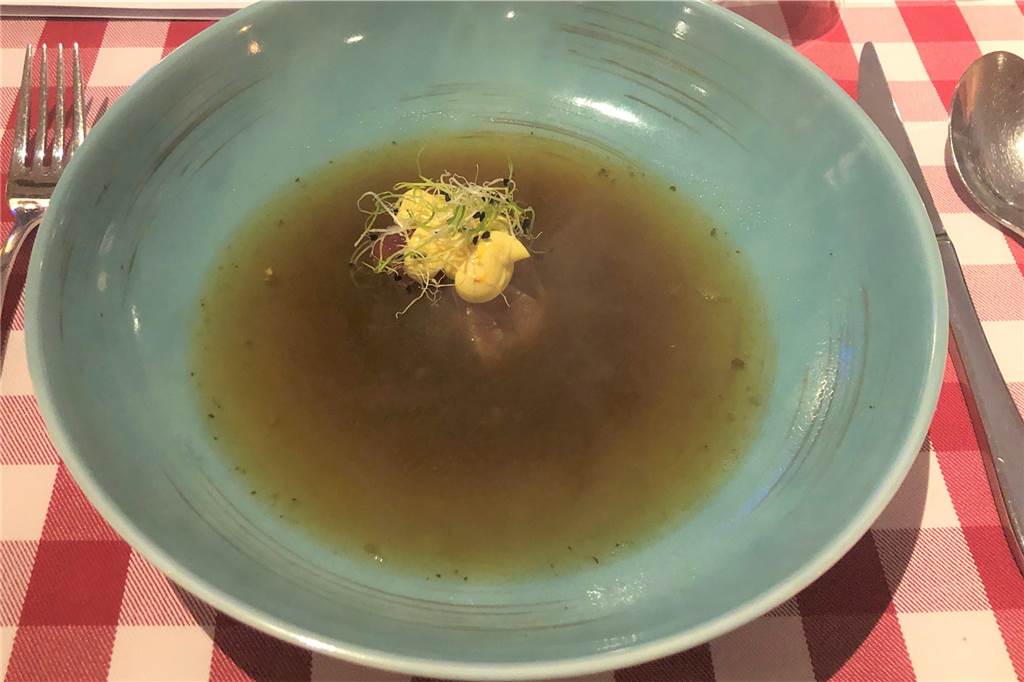 Menükarussell in der Trattoria Puglia: Vier Gänge und ein Geschlechterkampf Der Zwischengang: Tonno Vitellato. In der Kalbsessenz verbirgt sich Thunfisch-Sashimi, Safran-Mayonnaise liegt oben drauf.