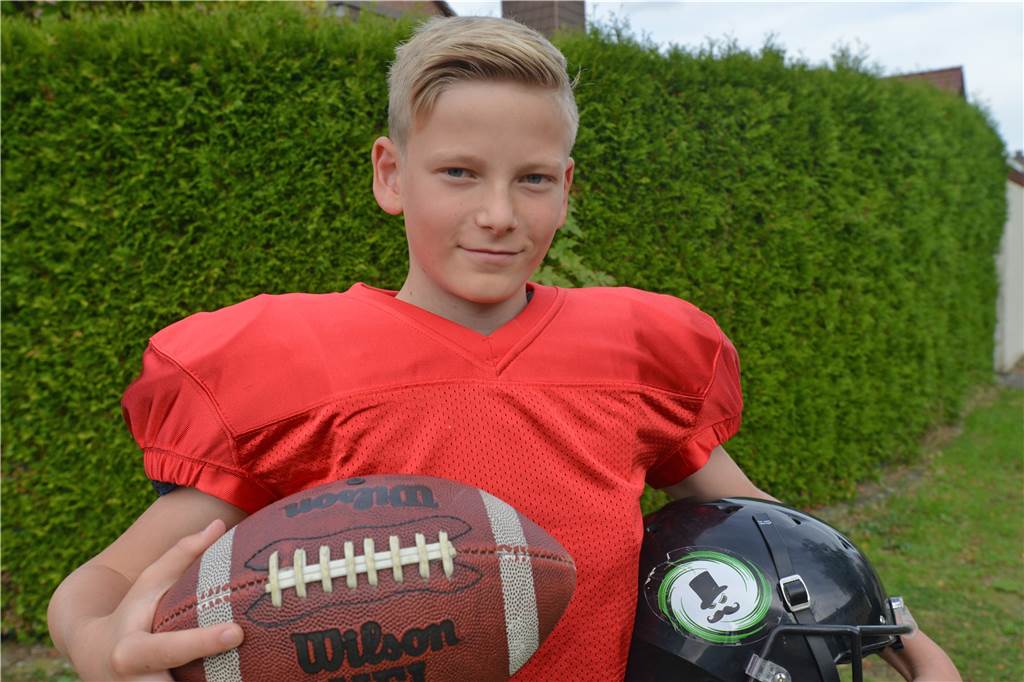 Ole Hoffmann (12) ist bei den Herne Black Barons der wichtigste Footballer auf dem Feld Der zwölfjährige Ole Hoffmann spielt seit 2018 American Football. Angst vor einem Tackle hat er nicht: „Man stellt es sich schlimmer vor, als es ist. Man wird kurz durchgeschüttelt und dann geht es weiter.“