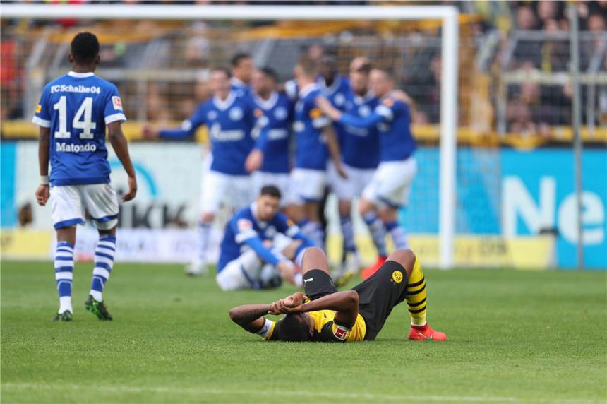 Das letzte Mal: Als Kellerkind Schalke dem großen Favoriten BVB die Titel-Suppe versalzte Derby-Sensation: Schalkes Fußballer feiern am 27. April 2019 ihren 4:2-Sieg in Dortmund, Manuel Akanji (BVB) liegt am Boden und kann’s nicht fassen.