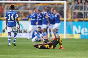 Derby-Sensation: Schalkes Fußballer feiern am 27. April 2019 ihren 4:2-Sieg in Dortmund, Manuel Akanji (BVB) liegt am Boden und kann’s nicht fassen.