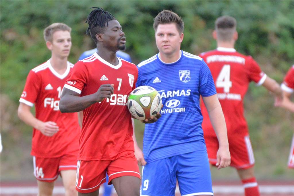 Der Sieg des FC Frohlinde steht in der 90. Minute auf des Messers Schneide Derby-Torschützen auf einem Bild: Youssouf Joe Kourouma (l) trug nach seinem 1:2 für die SG Castrop den Ball zur Mitte, beobachtet von Wackers 3:1-Schützen Marc Schröter.