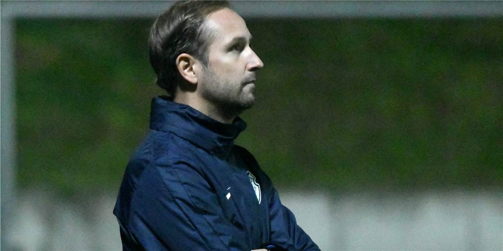 Im Video: Frohlindes Trainer Rammel feiert auf seine Art sein Team nach Sieg gegen Schwerin Derbysieg! Der FC Frohlinde gewann das auf Samstag vorgezogene Bezirksliga-Duell mit der Spvg Schwerin nach einem 0:1 zur Pause noch mit 3:1. Nico Chrobok hatte für Schwerin zum 1:0 getroffen. Nach der Pause netzten für den FCF Christian Wazian (2) und Lukas Wohfarth ein. Durch den Sieg überholte Frohlinde die Schweriner in der Tabelle.