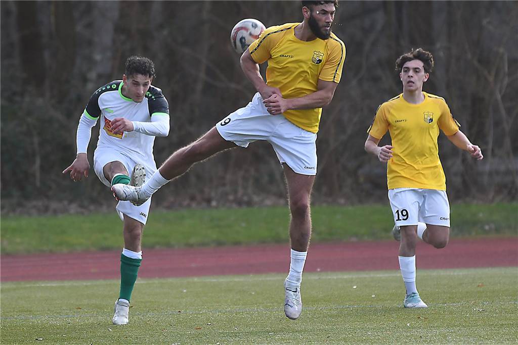 Derbysiege sind etwas besonderes, vor allem dann, wenn man ihn sich nach einem 0:2-Rückstand in der Nachspielzeit per direktem Freistoß sichert. So war es für die SF Habinghorst/Dingen (gelbe Trikots) am Sonntag beim 3:2-Erfolg gegen die Eintracht Ickern.