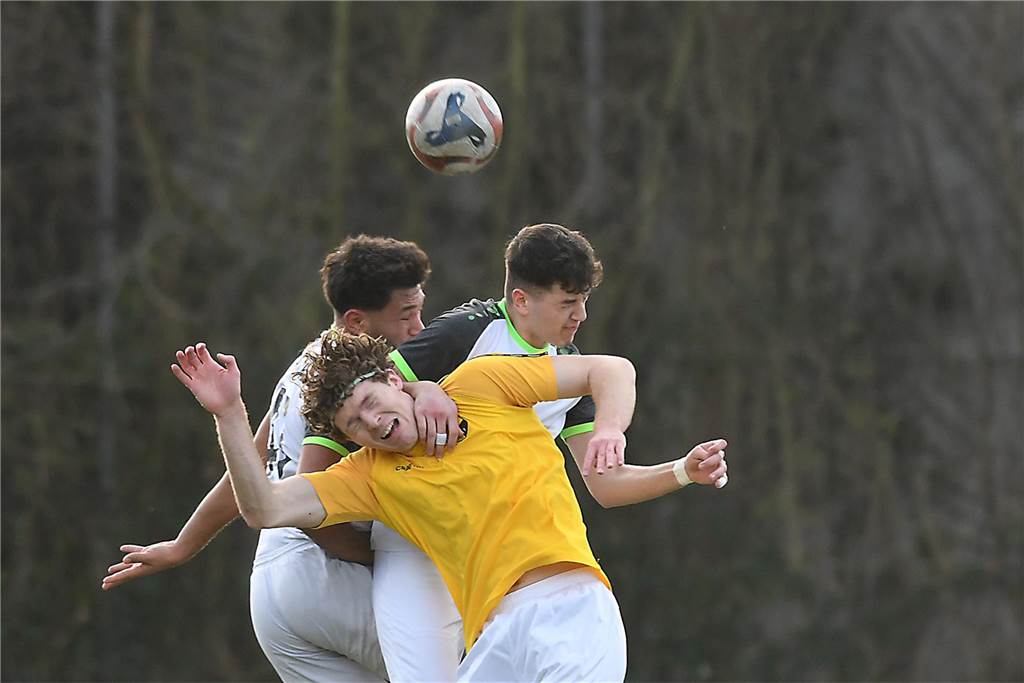 Derbysiege sind etwas besonderes, vor allem dann, wenn man ihn sich nach einem 0:2-Rückstand in der Nachspielzeit per direktem Freistoß sichert. So war es für die SF Habinghorst/Dingen (gelbe Trikots) am Sonntag beim 3:2-Erfolg gegen die Eintracht Ickern.