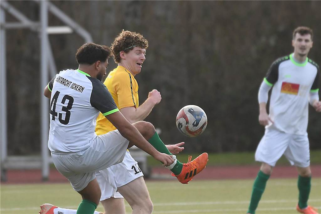 Derbysiege sind etwas besonderes, vor allem dann, wenn man ihn sich nach einem 0:2-Rückstand in der Nachspielzeit per direktem Freistoß sichert. So war es für die SF Habinghorst/Dingen (gelbe Trikots) am Sonntag beim 3:2-Erfolg gegen die Eintracht Ickern.