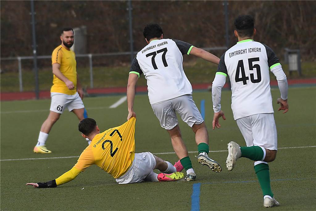Derbysiege sind etwas besonderes, vor allem dann, wenn man ihn sich nach einem 0:2-Rückstand in der Nachspielzeit per direktem Freistoß sichert. So war es für die SF Habinghorst/Dingen (gelbe Trikots) am Sonntag beim 3:2-Erfolg gegen die Eintracht Ickern.