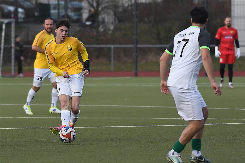 Derbysiege sind etwas besonderes, vor allem dann, wenn man ihn sich nach einem 0:2-Rückstand in der Nachspielzeit per direktem Freistoß sichert. So war es für die SF Habinghorst/Dingen (gelbe Trikots) am Sonntag beim 3:2-Erfolg gegen die Eintracht Ickern.