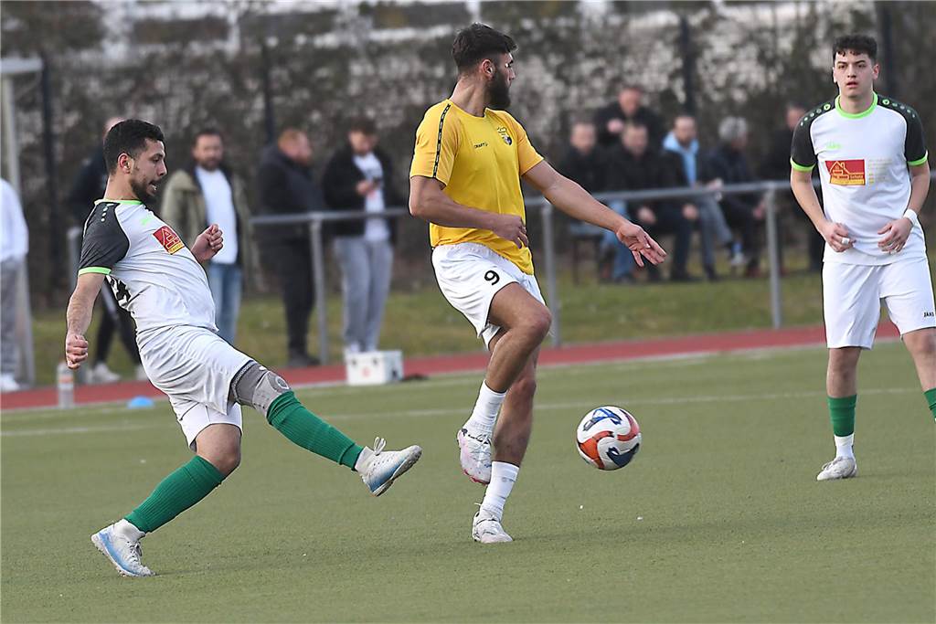 Derbysiege sind etwas besonderes, vor allem dann, wenn man ihn sich nach einem 0:2-Rückstand in der Nachspielzeit per direktem Freistoß sichert. So war es für die SF Habinghorst/Dingen (gelbe Trikots) am Sonntag beim 3:2-Erfolg gegen die Eintracht Ickern.
