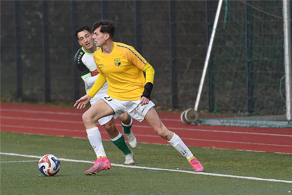 Derbysiege sind etwas besonderes, vor allem dann, wenn man ihn sich nach einem 0:2-Rückstand in der Nachspielzeit per direktem Freistoß sichert. So war es für die SF Habinghorst/Dingen (gelbe Trikots) am Sonntag beim 3:2-Erfolg gegen die Eintracht Ickern.