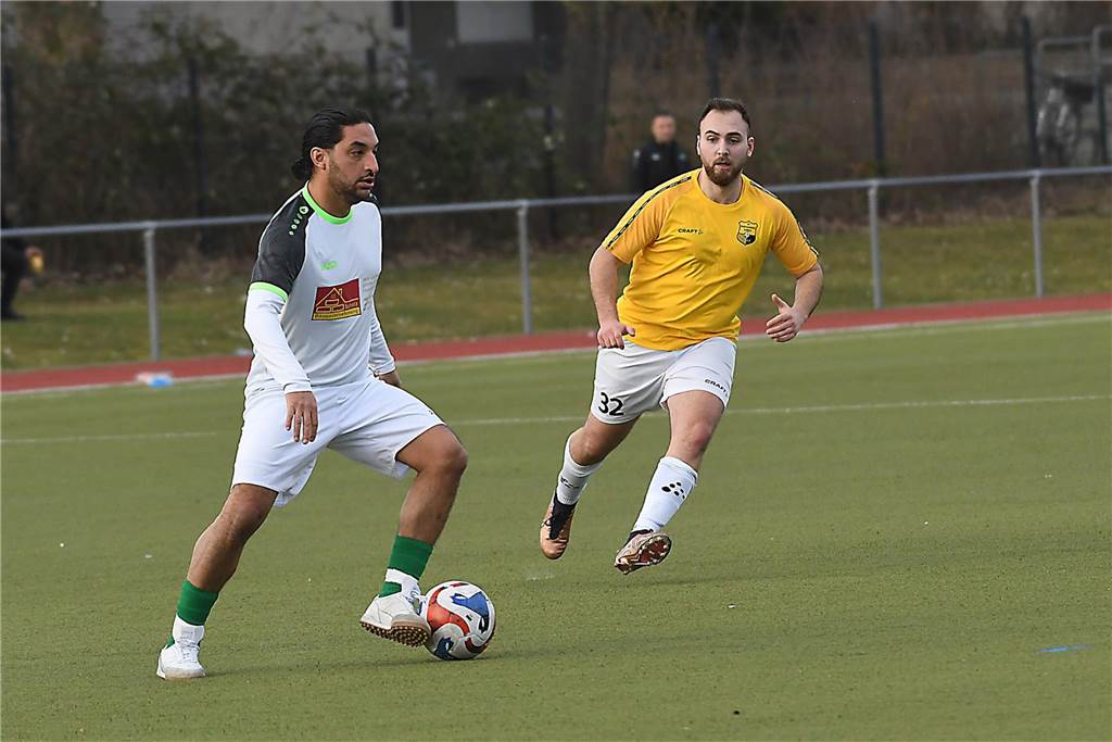 Derbysiege sind etwas besonderes, vor allem dann, wenn man ihn sich nach einem 0:2-Rückstand in der Nachspielzeit per direktem Freistoß sichert. So war es für die SF Habinghorst/Dingen (gelbe Trikots) am Sonntag beim 3:2-Erfolg gegen die Eintracht Ickern.
