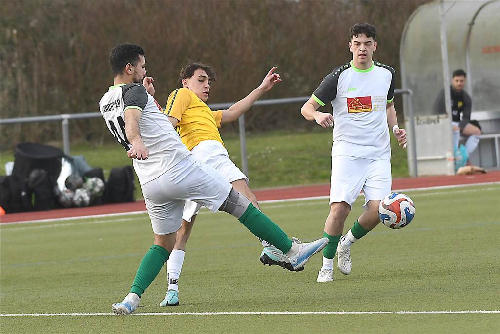 Derbysiege sind etwas besonderes, vor allem dann, wenn man ihn sich nach einem 0:2-Rückstand in der Nachspielzeit per direktem Freistoß sichert. So war es für die SF Habinghorst/Dingen (gelbe Trikots) am Sonntag beim 3:2-Erfolg gegen die Eintracht Ickern.