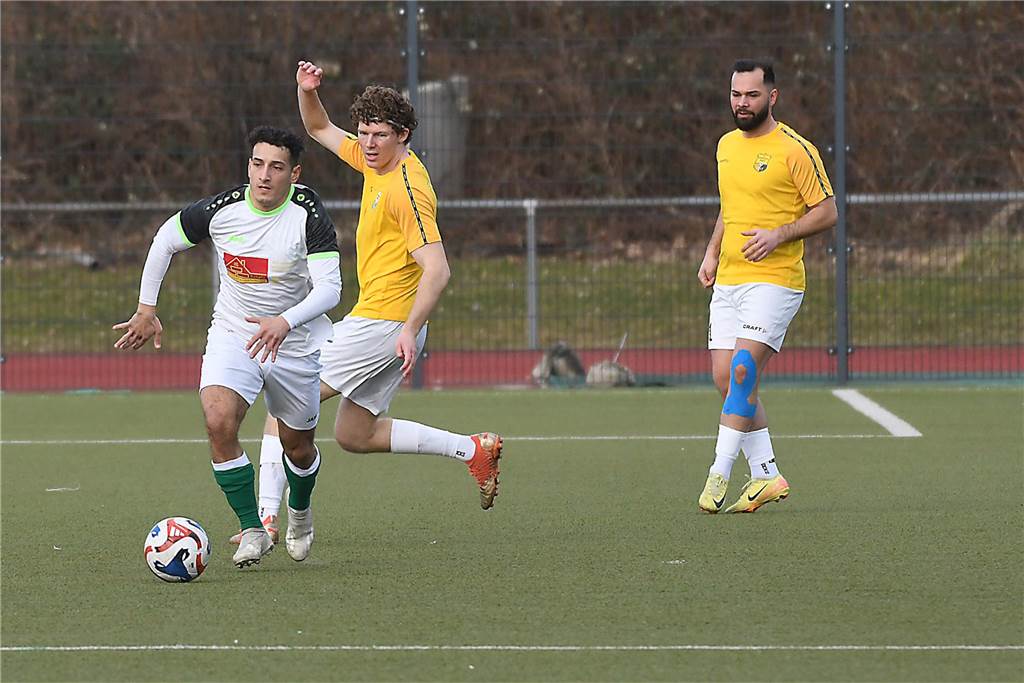 Derbysiege sind etwas besonderes, vor allem dann, wenn man ihn sich nach einem 0:2-Rückstand in der Nachspielzeit per direktem Freistoß sichert. So war es für die SF Habinghorst/Dingen (gelbe Trikots) am Sonntag beim 3:2-Erfolg gegen die Eintracht Ickern.