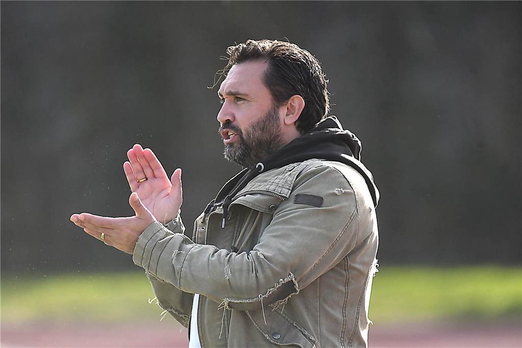 Derbysiege sind etwas besonderes, vor allem dann, wenn man ihn sich nach einem 0:2-Rückstand in der Nachspielzeit per direktem Freistoß sichert. So war es für die SF Habinghorst/Dingen (gelbe Trikots) am Sonntag beim 3:2-Erfolg gegen die Eintracht Ickern.