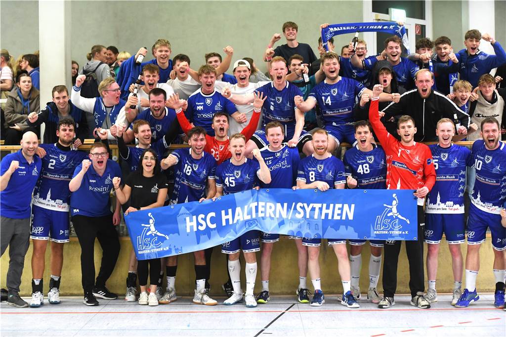 Handball Oberliga 2 26. Oktober 2024, Halle Nord. PSV Recklinghausen - HSC Haltern-Sythen 24:36. Der HSC jubelt nach dem klaren Derbysieg.