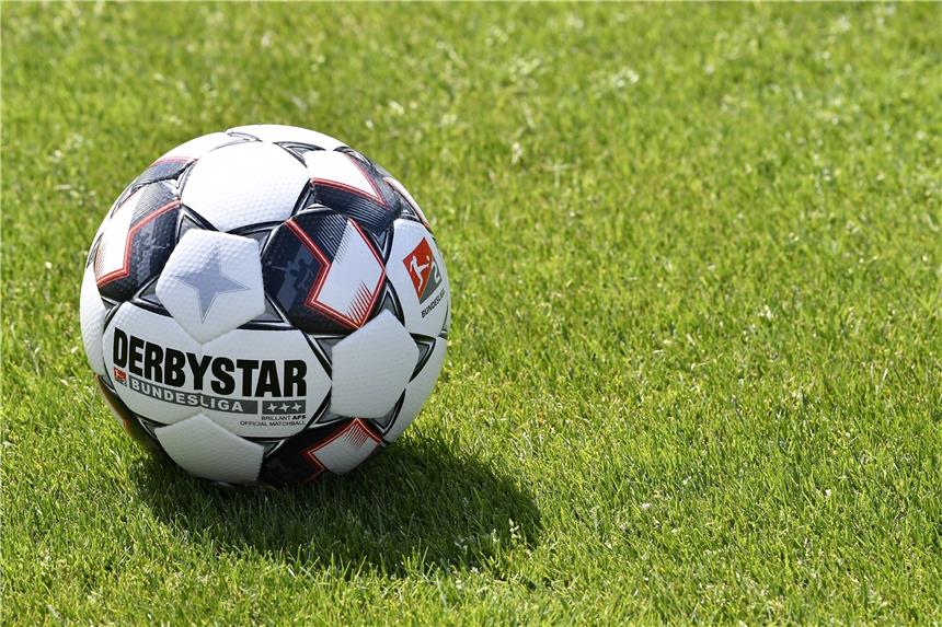 Schalke startet mit Auswärtsspiel beim VfL Wolfsburg Derbystar stellt den Spielball für die neue Bundesliga-Saison.